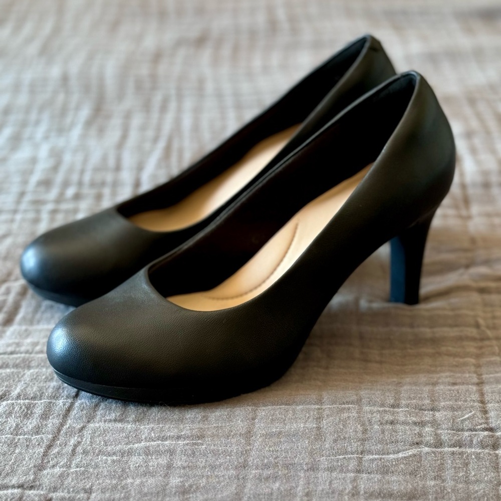 Comfy Almond Toe Black Pumps 7.5